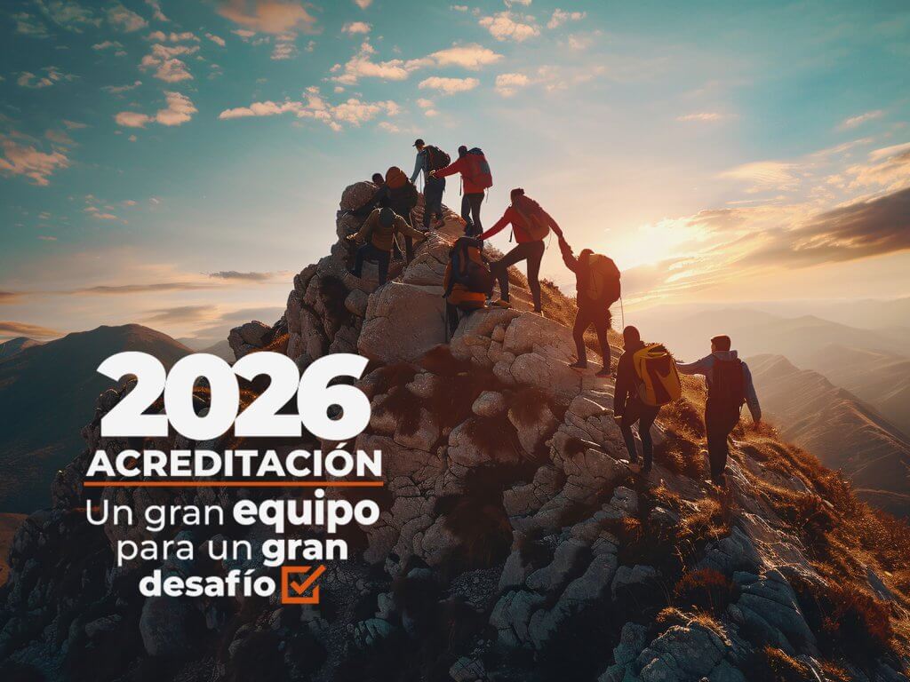 Grupo de excursionistas escalando una roca al atardecer, con el texto destacado: 2026 ACREDITACIÓN, Un gran equipo para un gran desafío.