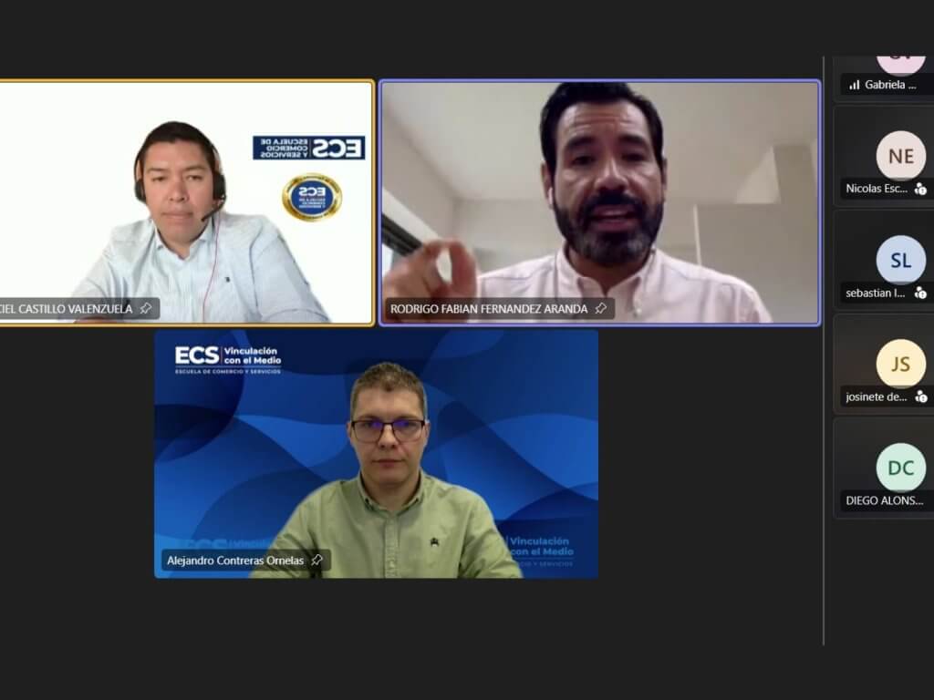 Three speakers in an online meeting: left man with headset, middle man speaking, bottom man with blue backdrop labeled ECS Vinculación con el Medio.